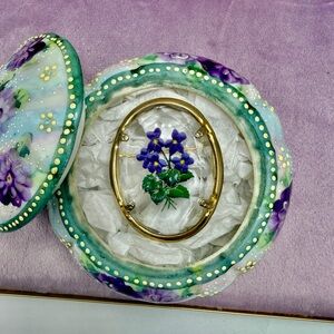Vintage Intaglio Violet and Gold Floral Brooch in Trinket dish